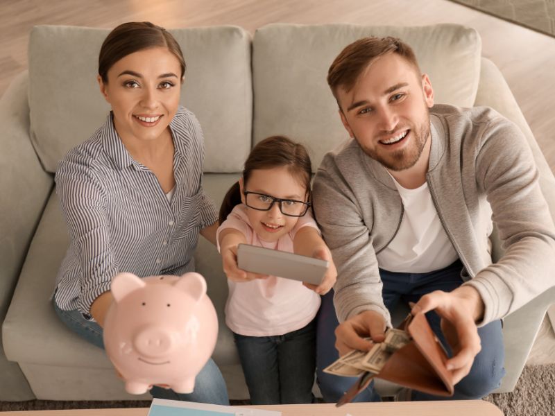 Cả gia đình cùng chung tay tìm ra các giải pháp để phá giải khó khăn tài chính gia đình
