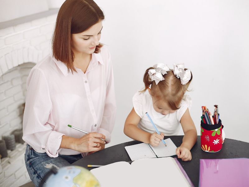 Ba mẹ chỉ giúp bé khi thực sự cần thiết