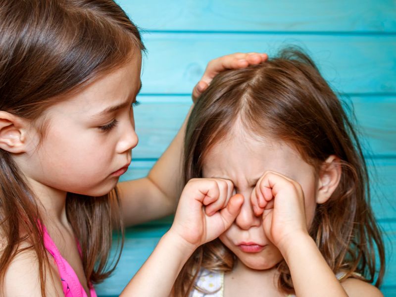 Tại sao con khóc? Nguyên nhân - dấu hiệu giúp bố mẹ nhận biết 11 Bé ân hận vì làm tổn thương người khác hoặc làm sai một việc gì đó