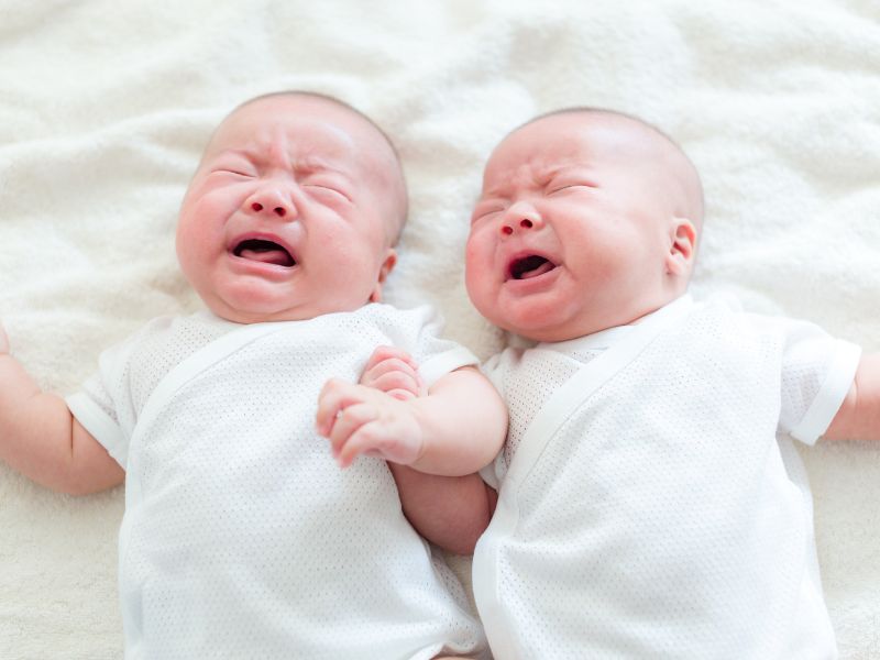 Tại sao con khóc? Nguyên nhân - dấu hiệu giúp bố mẹ nhận biết 5 Nhiều tác nhân bên ngoài làm cho trẻ sơ sinh khó chịu nên chúng sẽ khóc