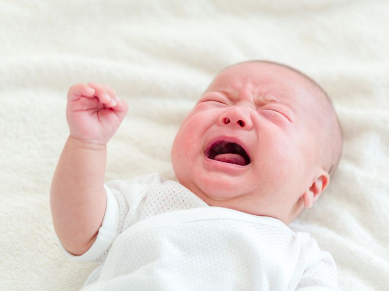 Tại sao con khóc? Nguyên nhân - dấu hiệu giúp bố mẹ nhận biết 3 Trẻ dụi mắt, ngáp và khóc là dấu hiệu cho việc buồn ngủ
