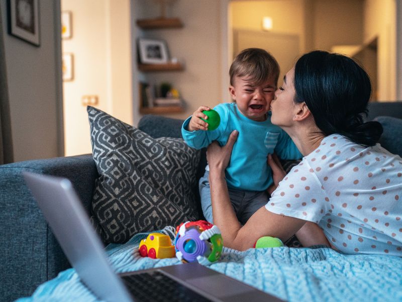 Tại sao con khóc? Nguyên nhân - dấu hiệu giúp bố mẹ nhận biết 7 Trẻ em rất thích gần gũi ba mẹ