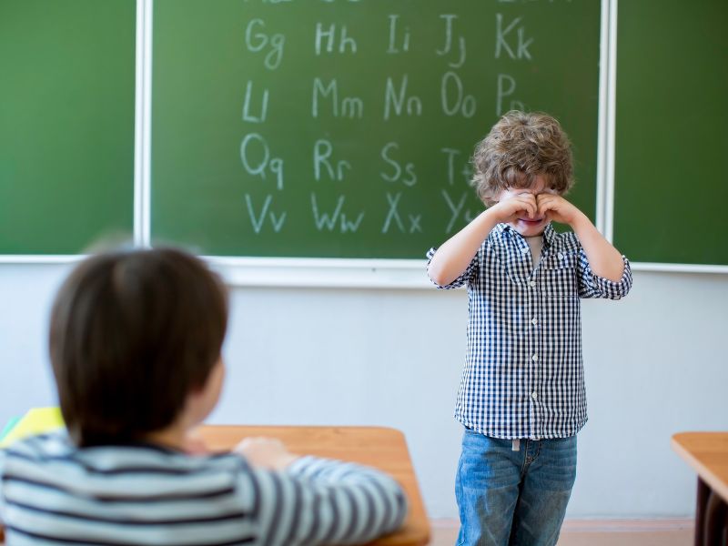 Tại sao con khóc? Nguyên nhân - dấu hiệu giúp bố mẹ nhận biết 9 Trẻ bật khóc vì nỗi sợ đi học
