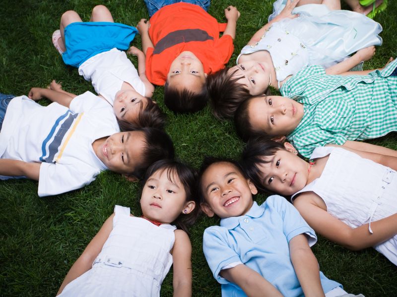 Tính cách của bạn bè xung quanh góp phần ảnh hưởng đến tính cách của con