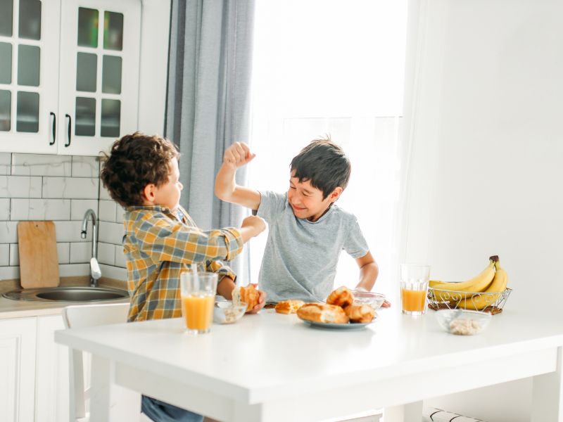 tại sao trẻ hay đánh bạn