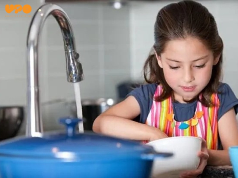 Nuôi dạy con tự lập: Khi nào nên trả tiền cho con làm việc nhà? 2 tra tien con lam viec nha