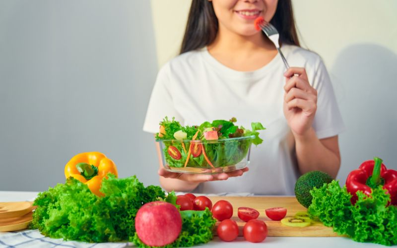 Chế độ ăn nhiều rau, củ, quả tươi sạch giúp đảm bảo được sức khoẻ