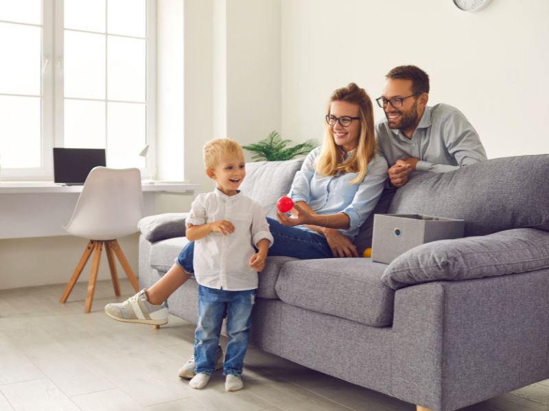 Làm gì khi con hay đánh bạn? 6 cách giáo dục con trẻ cho cha mẹ hiện đại 4 Ba mẹ hãy nhẹ nhàng an ủi, khuyên ngăn để con cân bằng lại cảm xúc