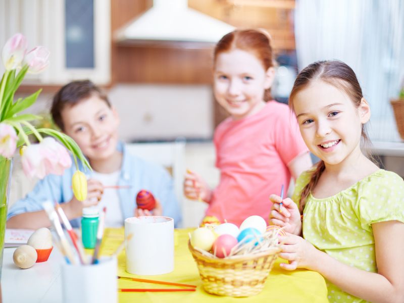 Top 20 trò chơi đóng vai theo chủ đề bổ ích, thú vị cho trẻ 3 Các bé có thể hoá thân thành người bán và người mua kẹo