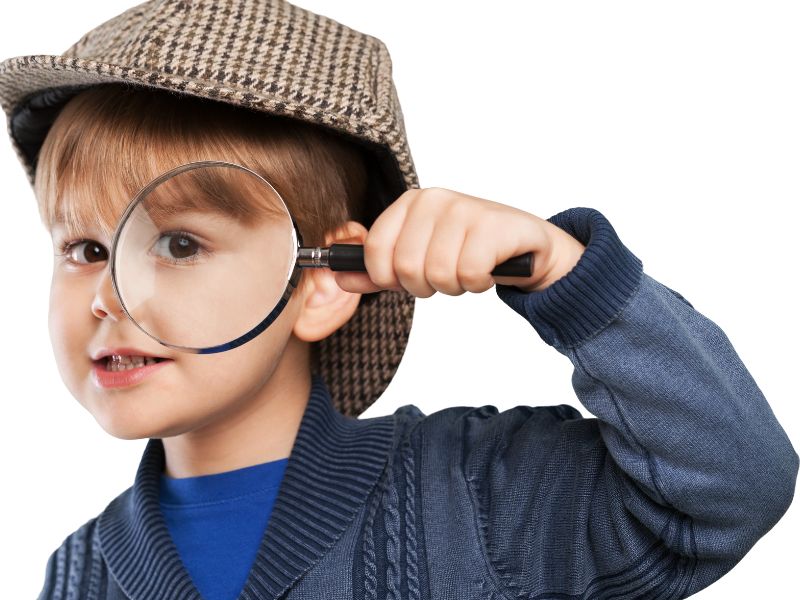 Top 20 trò chơi đóng vai theo chủ đề bổ ích, thú vị cho trẻ 5 Các bé có sự tò mò và thích khám phá, phù hợp với trò chơi thám tử