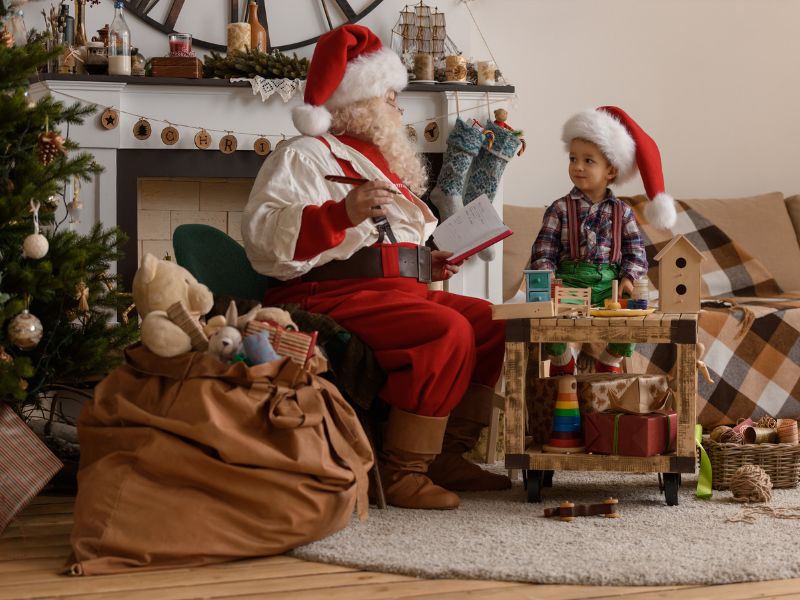 Top 20 trò chơi đóng vai theo chủ đề bổ ích, thú vị cho trẻ 8 Bé học cách làm một ông già noel chính hiệu