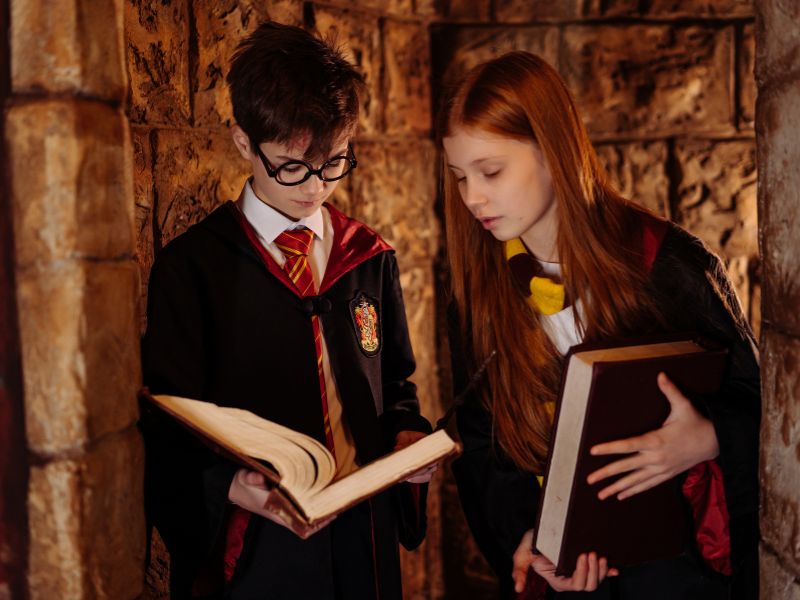 Top 20 trò chơi đóng vai theo chủ đề bổ ích, thú vị cho trẻ 9 Bé và các bạn hóa thân thành Harry Potter để tìm hiểu phép thuật