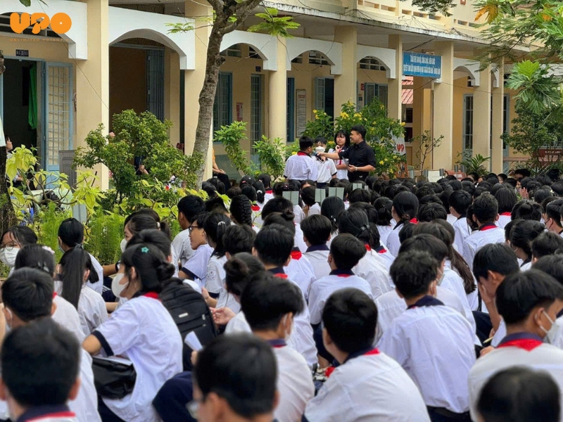 CHUYÊN ĐỀ “AN TOÀN SỬ DỤNG MẠNG XÃ HỘI” TẠI TRƯỜNG THCS NGUYỄN ĐÌNH CHIỂU – VĨNH LONG 4 upo di truong 3