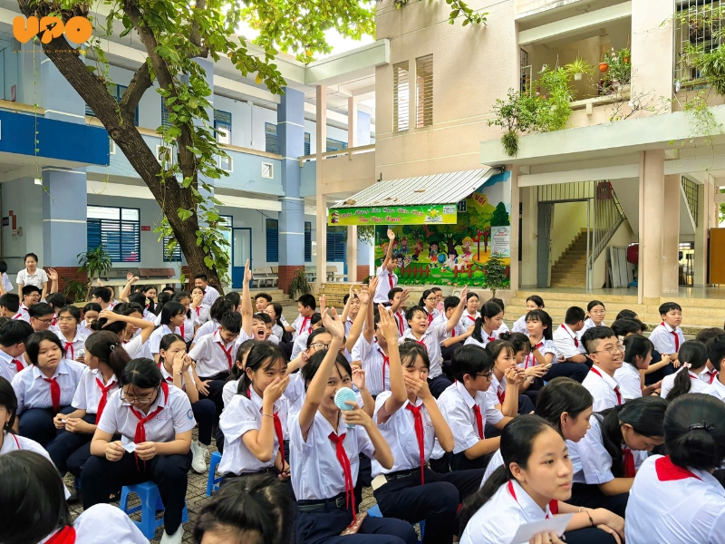 CHUYÊN ĐỀ “GIẢI QUYẾT XUNG ĐỘT & KỸ NĂNG TỰ HỌC” TẠI TRƯỜNG THCS TRẦN NHẬT DUẬT – NHA TRANG 5 Các bạn học sinh rất năng nổ tích cực phát biểu ý kiến
